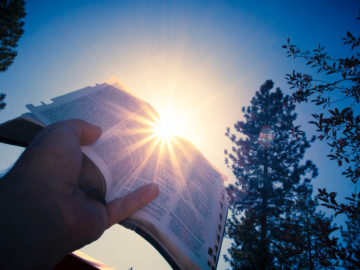 Bible levée au ciel